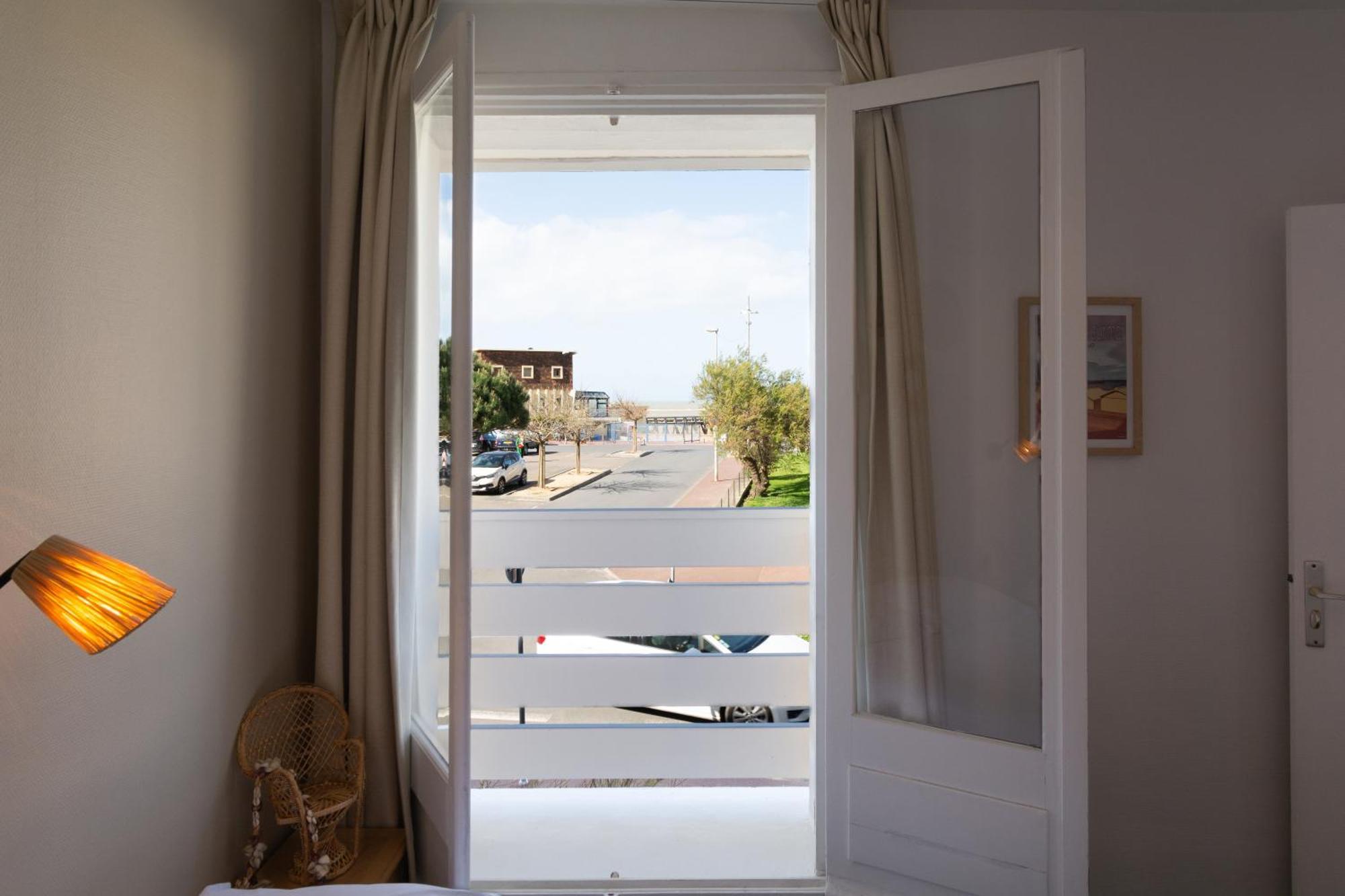 Hotel De La Plage Courseulles-sur-Mer Bagian luar foto