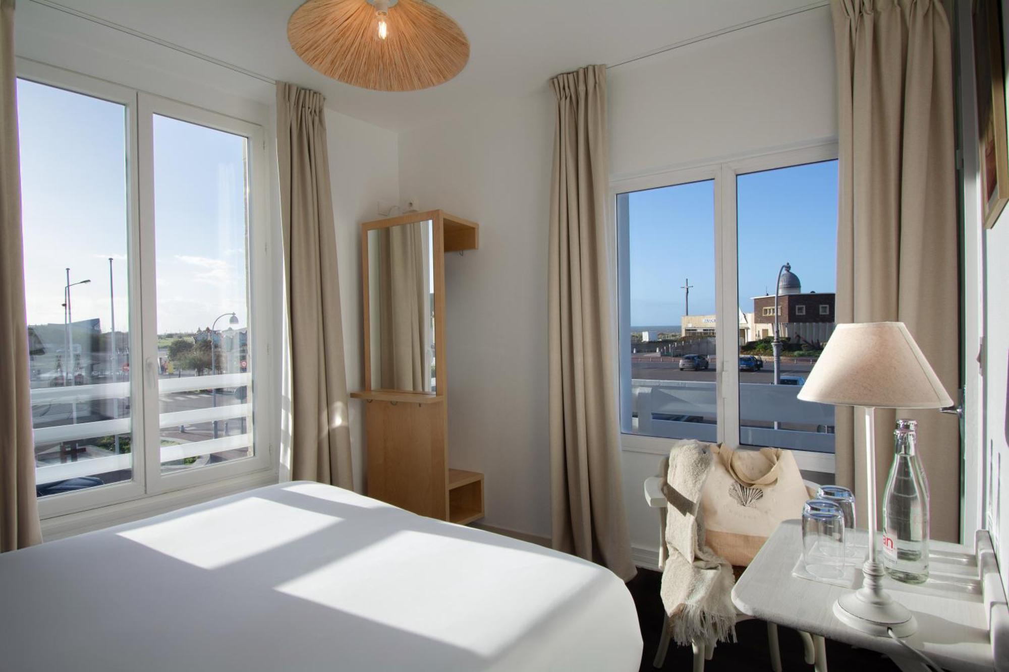 Hotel De La Plage Courseulles-sur-Mer Bagian luar foto