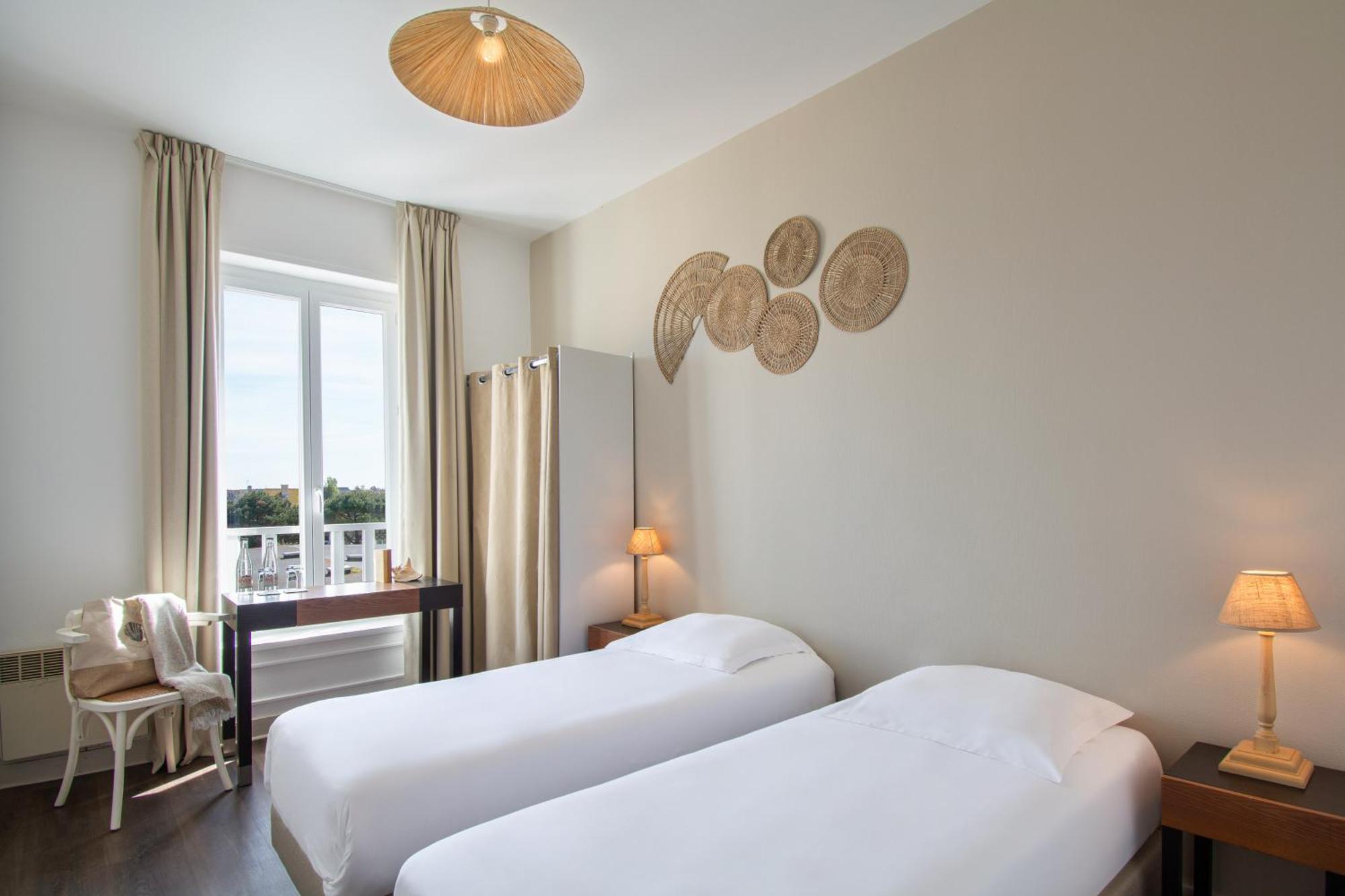 Hotel De La Plage Courseulles-sur-Mer Bagian luar foto