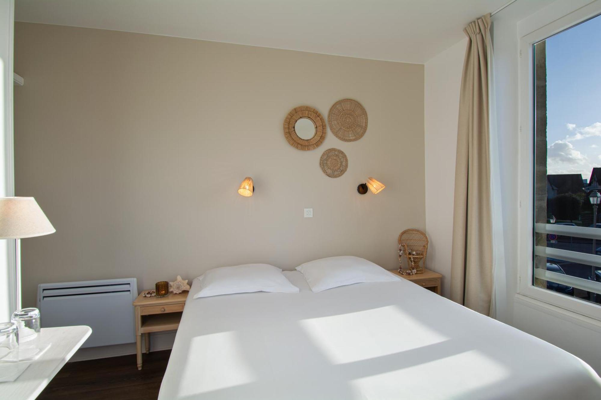 Hotel De La Plage Courseulles-sur-Mer Bagian luar foto