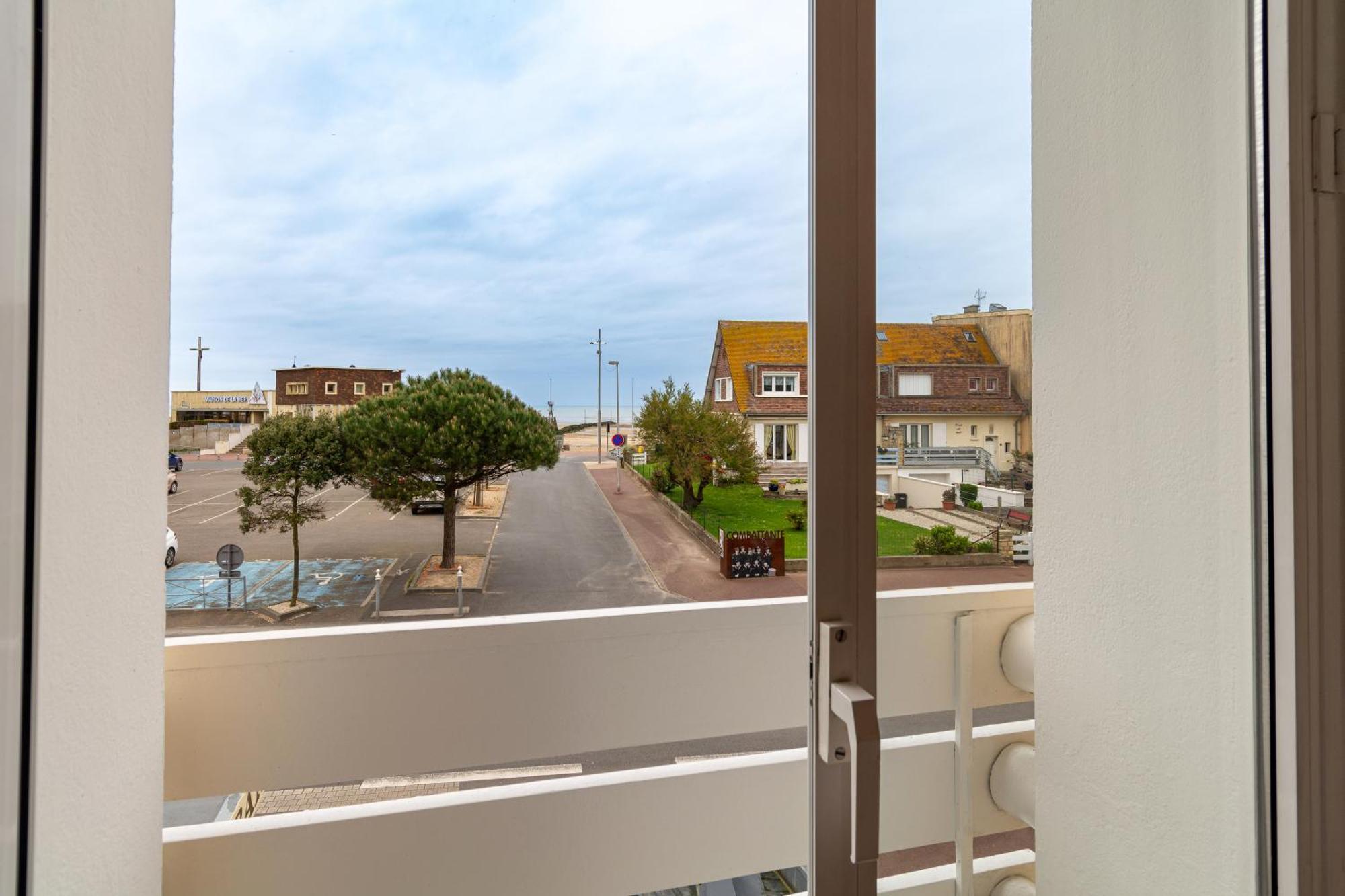 Hotel De La Plage Courseulles-sur-Mer Bagian luar foto